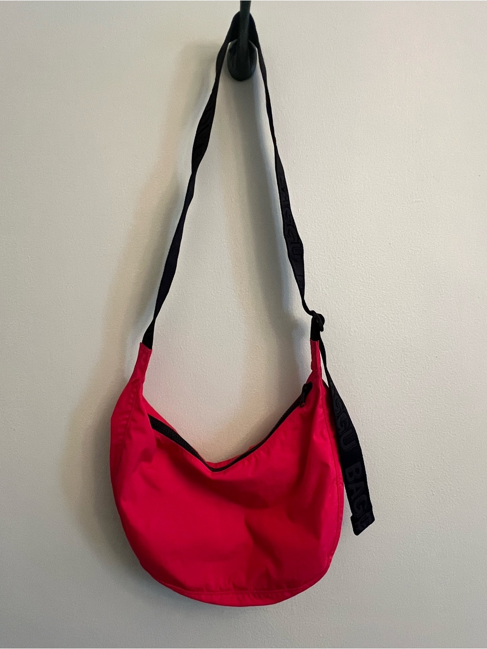 BAGGU Medium “Candy Apple” Crescent
